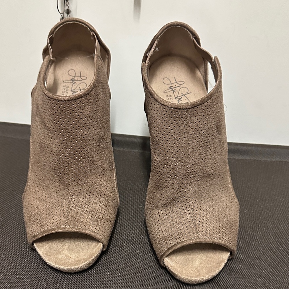 Life Stride Tan Peep-Toe Mules